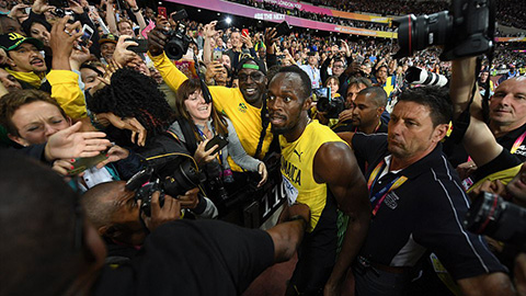 Chỉ giành HCĐ, Usain Bolt vẫn được tôn vinh như vua trong lần chạy cuối