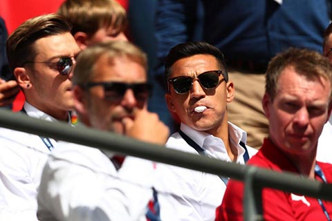 Sanchez ngồi trên khán đài chứng kiến đồng đội giành Siêu cúp Anh