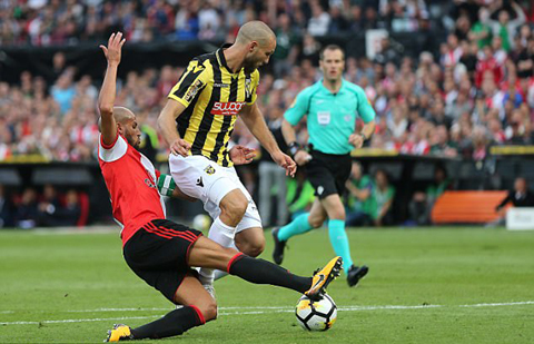 Karim El Ahmadi phạm lỗi với Tim Matavz của Vitesse trong vòng 16m50