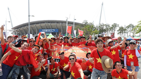 CĐV Việt Nam háo hức đổ sang Malaysia cổ vũ đoàn thể thao Việt Nam