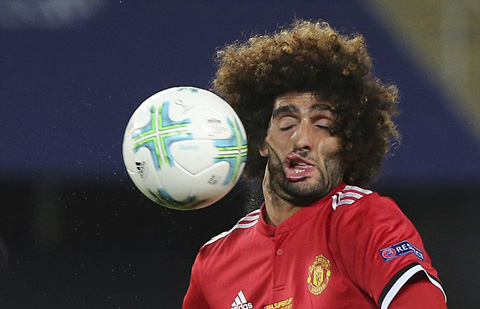 Mặt Fellaini biến dạng sau khi tiếp xúc với bóng