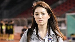 Nữ trưởng đoàn xinh đẹp nghiêm khắc với cầu thủ U22 Thái Lan