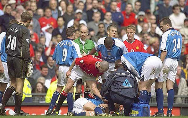 Mùa giải 2000/01: Cựu danh thủ người Ireland có pha vào bóng thô bạo trong trận derby thành Manchester năm 2001. Thủ quân MU đạp thẳng vào đầu gối hậu vệ Alf-Inge Haaland của Man City. Chấn thương nặng khiến Haaland phải giải nghệ sau đó hai năm. Trong khi Roy Keane bị treo giò 8 trận và nộp phạt 150.000 bảng.