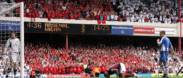  Mùa giải 2005/06: Trận đấu với Wigan là trận cuối cùng Arsenal chơi trên sân Highbury. Đây là sân nhà của Pháo thủ kể từ năm 1913, nằm ở phía Bắc London và có sức chứa 38.419 chỗ ngồi. Sau đó, Arsenal đã chuyển sang sân Emirates và thi đấu cho đến ngày nay