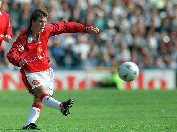 Mùa giải 1996/97: Cựu tiền vệ David Beckham ghi bàn từ giữa sân vào lưới Wimbledon khi còn thi đấu cho M.U