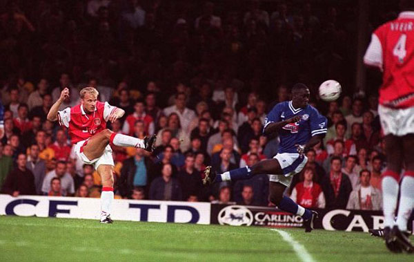 Mùa giải 1997/98: Cựu tiền đạo Dennis Bergkamp của Arsenal pha hãm bóng gọn ghẽ và dứt điểm tung lưới Leicester City ở mùa giải 1997/1998, mùa giải mà Arsenal giành cú đúp với 1/3 số bàn thắng có dấu giày của nhạc trưởng người Hà Lan. 