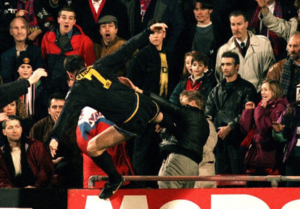  Mùa giải 1994/95: Eric Cantona (M.U) tung cú kungfu vào người CĐV Crystal Palace trên sân Selhurst Park