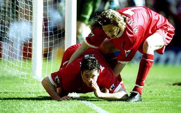 Mùa giải 1998/99:  Robbie Fowler, cầu thủ ghi bàn nhiều thứ sáu lịch sử giải Ngoại hạng Anh, từng có màn ăn mừng chế giễu cáo buộc hít heroin đến từ CĐV đại kình địch Everton.