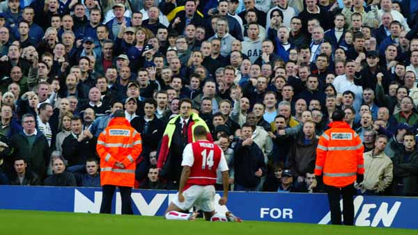 Mùa giải 2002/03: Tiền đạo Thierry Henry của Arsenal bị CĐV Tottenham phản ứng dữ dội khi anh ăn mừng bàn thắng vào lưới đối thủ cùng thành phố ở khu vực khán đài của họ