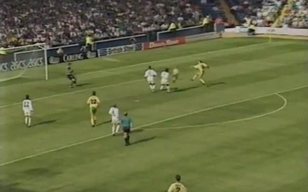 Mùa giải 1993/94: Jeremy Goss (Norwich) ghi bàn thắng đẹp mắt vào lưới Leeds United