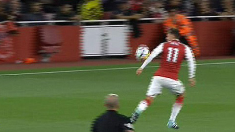 Arsenal ghi bàn thứ 3 từ tình huống dùng tay chơi bóng của Oezil