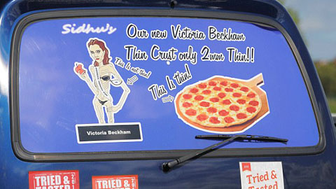 Victoria Beckham bị bôi bác với pizza