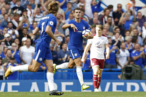 Morata là điểm sáng hiếm hoi của Chelsea trong trận thua Burnley