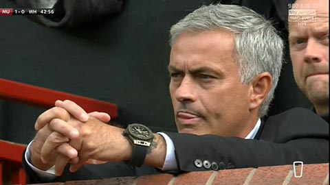Jose Mourinho lộ hình xăm trong trận mở màn mùa giải mới