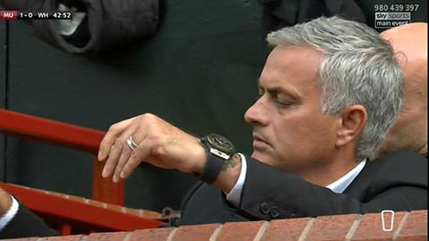 Hình xăm mới được HLV Mourinho khéo léo che dưới mặt đồng hồ