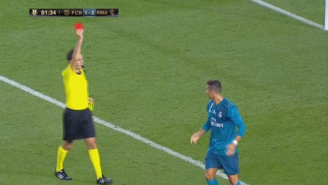 Ronaldo nhận thẻ vàng thứ hai sau tình huống ăn vạ