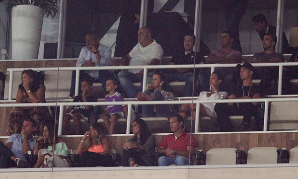 Trước đó, Ronaldo và gia đình có mặt ở khu VIP trên khán đài Bernabeu để cổ vũ cho các đồng đội