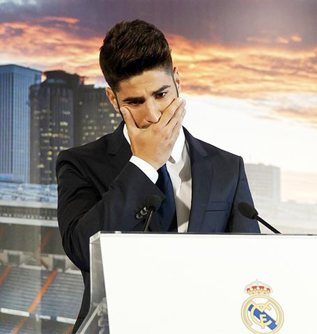 Asensio không cầm được nước mắt khi nhớ lại kỷ niệm với mẹ trong ngày ra mắt Real