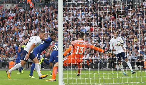 Batshuayi đánh đầu phản lưới biếu cho Tottenham bàn gỡ hòa