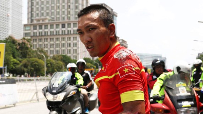 Ngã xe gần vạch đích, cua-rơ Việt Nam hụt huy chương đáng tiếc