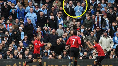Hai cha con CĐV Man City chứng kiến Rooney xé lưới đội nhà trong màu áo M.U