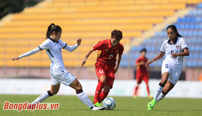 ĐT nữ Việt Nam (áo đỏ) còn rất nhiều cơ hội để giành chiếc HCV SEA Games 29. Ảnh: Minh Tuấn