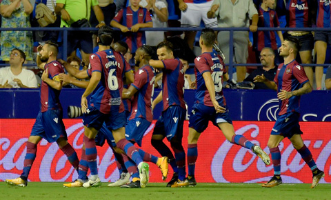 Các cầu thủ Levante ăn mừng bàn thắng duy nhất của trận đấu