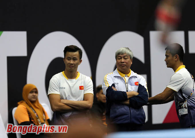 HLV Trương Minh Sang (bìa phải) chỉ đạo các tuyển thủ thi đấu, Ảnh: Minh Tuấn