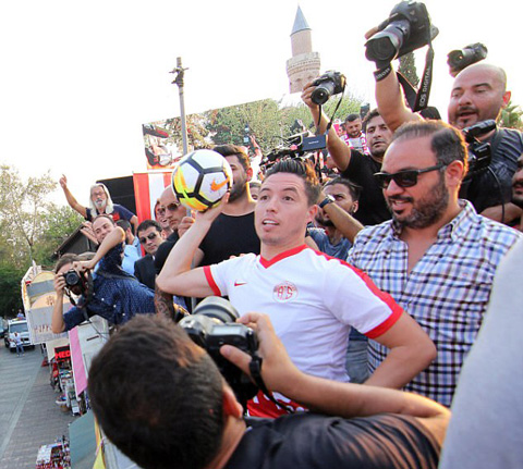 Nasri được chào đón bởi đám đông CĐV Thổ Nhĩ Kỳ