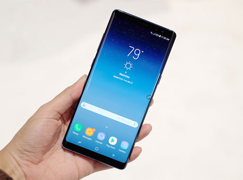 Sở hữu màn hình lớn, cân nặng 195 gram nhưng Note 8 cầm chắc chắn, đầm tay. Máy cho cảm giác thiết kế nam tính hơn, các góc bo tròn ít hơn so với Galaxy S8. Di động thế hệ mới dòng Note cũng có chống nước chuẩn IP68. 