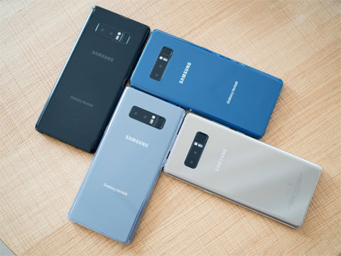 Galaxy Note 8 không có nhiều điểm khác biệt so với bộ đôi S8/S8+ trừ màn hình lớn hơn và có cụm camera kép ở mặt lưng 