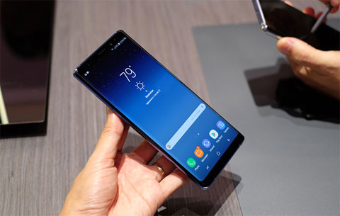 màn hình cong tràn vô cực tiếp tục là điểm nhấn trên Note 8. Tuy nhiên, màn hình của máy lớn hơn với kích thước tới 6,3 inch, tấm nền Super Amoled, độ phân giải QuadHD+ (2.960 x 1.440 pixel). Ở chế độ mặc định, máy sử dụng độ phân giải Full HD+ và có thể tùy chỉnh tăng lên tối đa theo phần mềm.