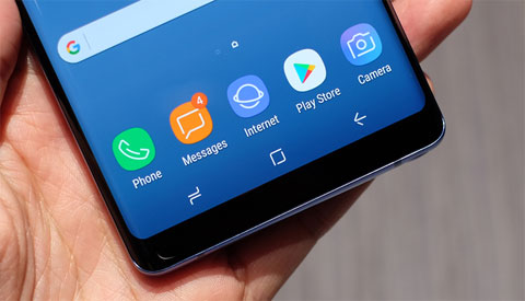 Tương tự như S8, Note 8 cũng đưa các phím cơ bản của Android vào trong màn hình. Người dùng có thể ẩn hàng phím này trong các ứng dụng hỗ trợ toàn màn hình. Vị trí phím Home cũng hỗ trợ cảm ứng lực.