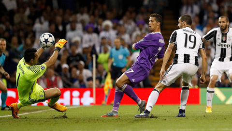 Ronaldo ghi bàn nâng tỷ số lên 3-1 vào lưới Buffon trong trận chung kết Champions League