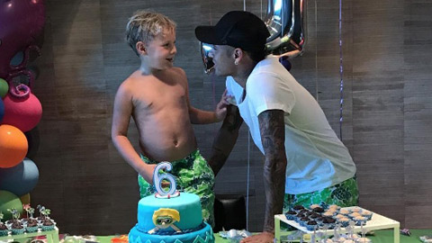 Thế giới sao 25/8: Neymar hạnh phúc trong sinh nhật con trai