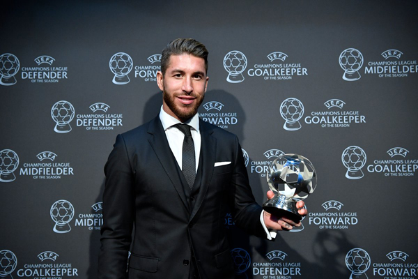 Sergio Ramos (Real Madrid) nhận giải hậu vệ xuất sắc nhất