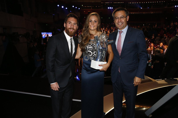Lieke Marten chụp hình với 2 nhân vật quan trọng của Barca là Lionel Messi và chủ tịch Bartomeu
