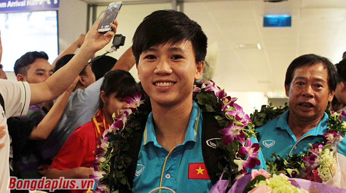 Đội tuyển nữ Việt Nam về nước trong niềm tự hào của người hâm mộ