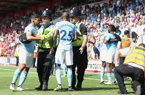 Cảnh sát khác phải tiến tới can ngăn Aguero