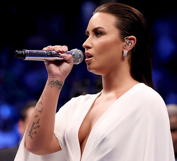  Ca sỹ Demi Lovato trình diễn quốc ca Mỹ trước khi bắt đầu trận đấu