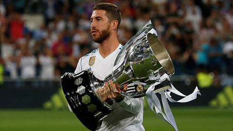 Đội trưởng Ramos cầm cúp vô địch La Liga xuống sân Bernabeu