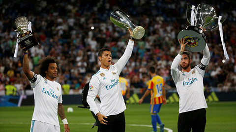 Ronaldo, Ramos, Marcelo cầm ba cúp vô địch là La Liga, Siêu cúp Tây Ban Nha và Siêu cúp châu Âu