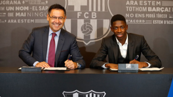 Dembele đặt bút ký hợp đồng với Barca