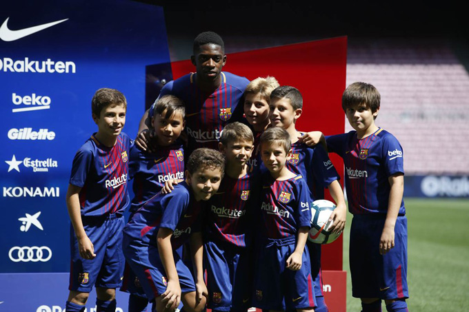 Dembele chụp ảnh cùng các cầu thủ nhí của Barca