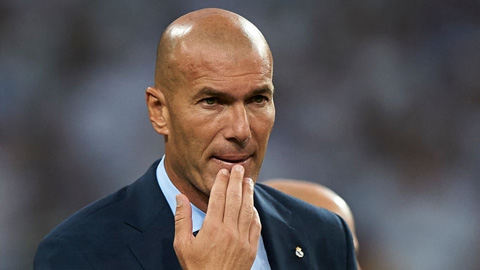 Real và chút bối rối chạm tay Zidane