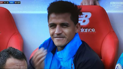 Sanchez mỉm cười khi Liverpool chọc thủng lưới Arsenal