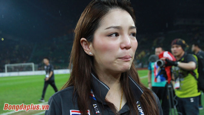 Mỹ nhân U22 Thái Lan khóc như mưa mừng đội nhà vô địch SEA Games