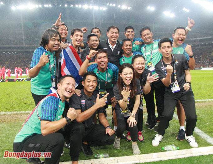 Khoảnh khắc ăn mừng của BHL U22 Thái Lan