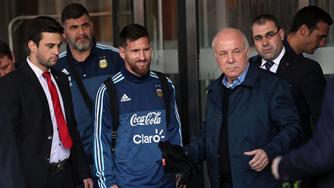 Thấy fan nhí mếu máo, Messi gạt bảo vệ để trao một cái ôm