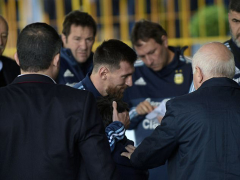 Messi gọi cậu bé trở lại, ôm và chụp ảnh